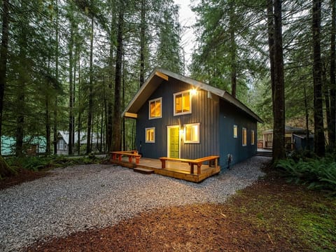 Neu gestaltete Hütte mit Whirlpool, Holzofen, Wi