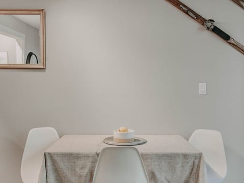 Eine renovierte 2-stöckige, 1-Schlafzimmer-Eigen