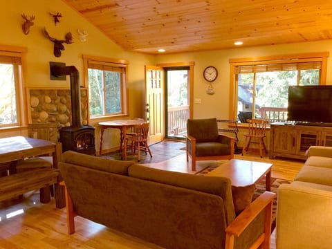 Moderne Hütte mit Whirlpool, Haustieren OK und Wi-Fi