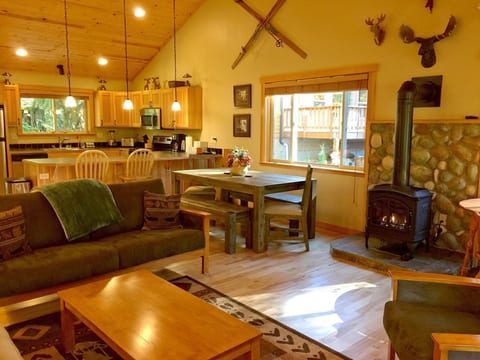 Moderne Hütte mit Whirlpool, Haustieren OK und Wi-Fi