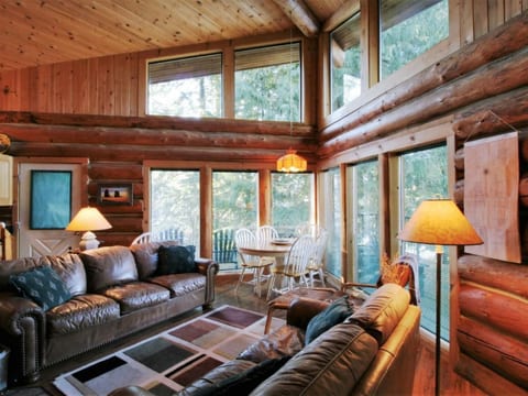 Lakeside Real Log Cabin mit privatem Dock, Haust