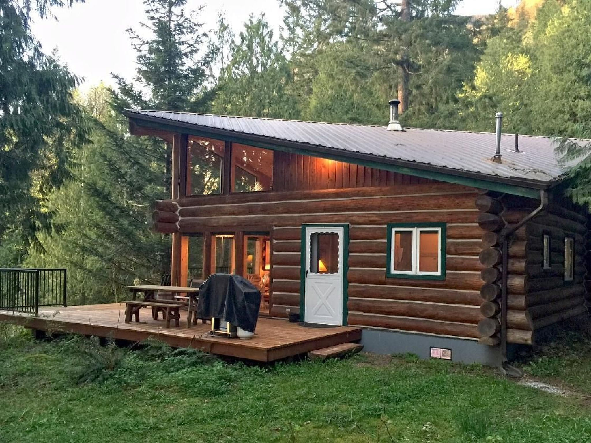 Lakeside Real Log Cabin mit privatem Dock, Haustiere OK