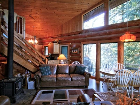 Lakeside Real Log Cabin mit privatem Dock, Haust