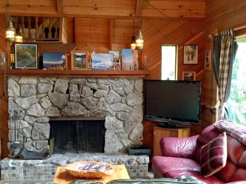 Gemütliche Hütte mit Wi-Fi, Kamin und Whirlpool