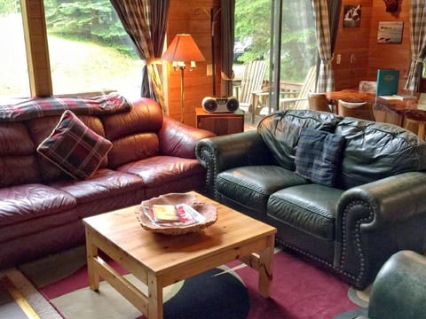 Gemütliche Hütte mit Wi-Fi, Kamin und Whirlpool