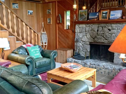 Gemütliche Hütte mit Wi-Fi, Kamin und Whirlpool