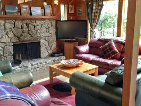 Gemütliche Hütte mit Wi-Fi, Kamin und Whirlpool