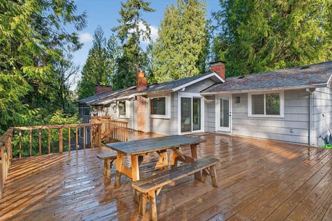 Charming Portland Getaway | Backyard | Library