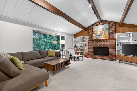 Charming Portland Getaway | Backyard | Library