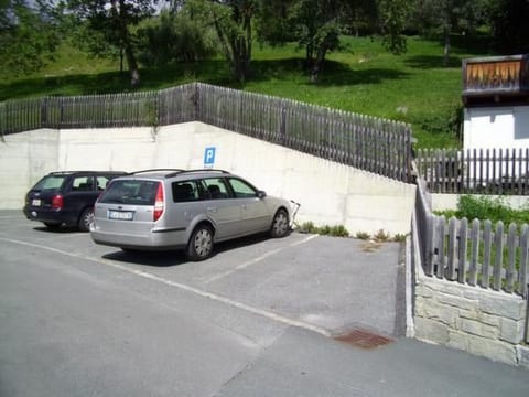 mit Privatparkplatz