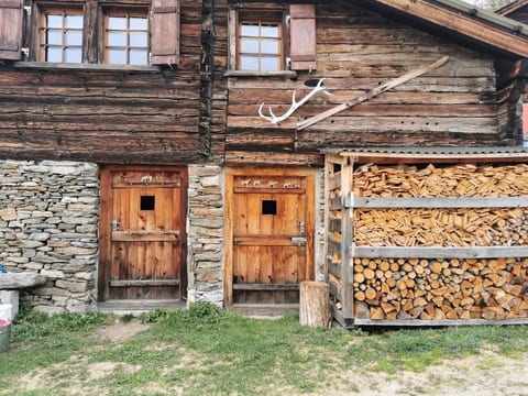 Alphütte Murmolta auf der Sonnenterrasse im Wallis