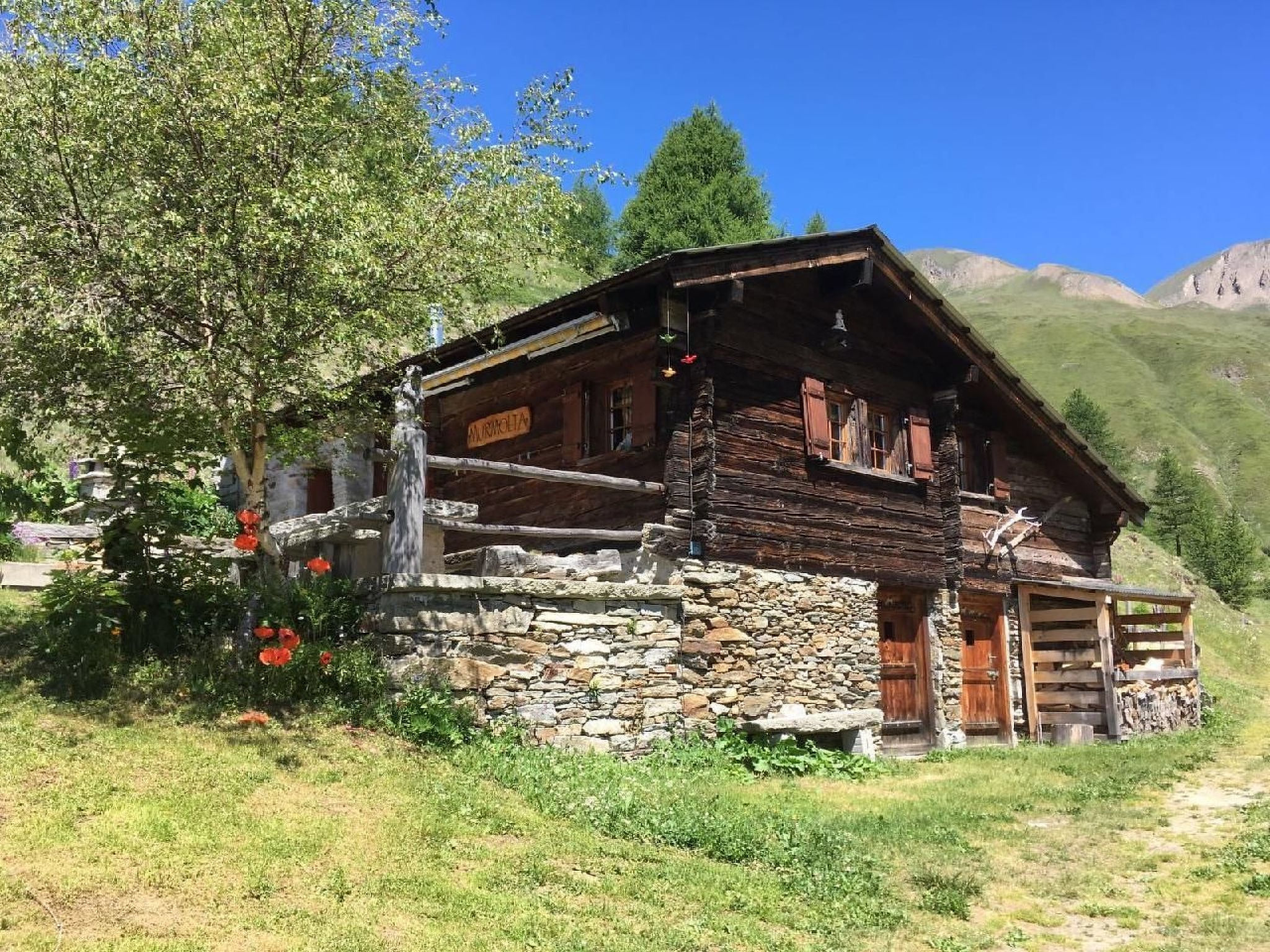 Alphütte Murmolta auf der Sonnenterrasse im Wallis