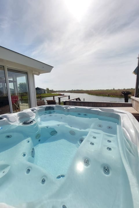 mit Außen-Sauna und Außen-Whirlpool