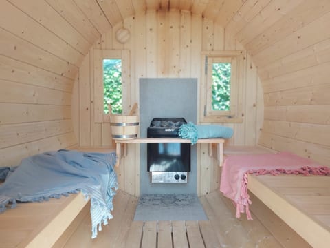 mit Außen-Sauna und Außen-Whirlpool