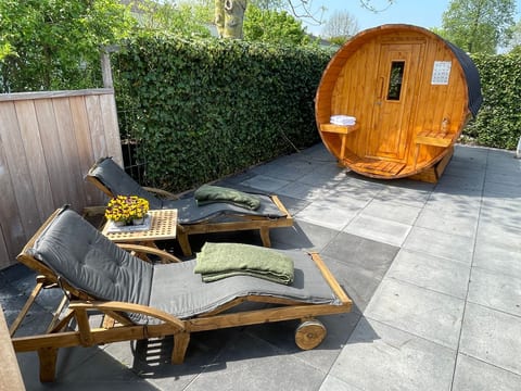 mit Außen-Sauna und Außen-Whirlpool
