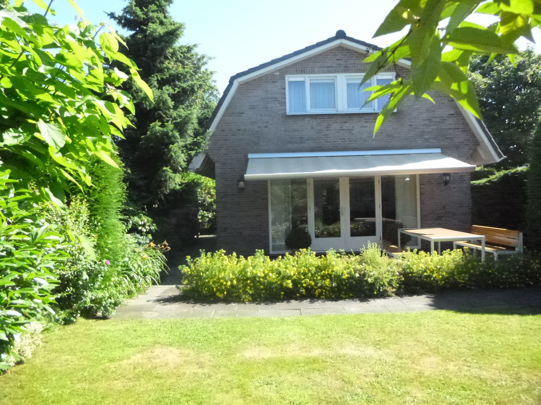 mit privatem Garten und Terrasse