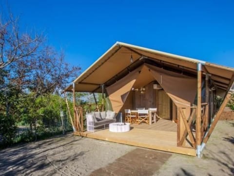 Gemütliches Safarizelt mit Grill und Garten