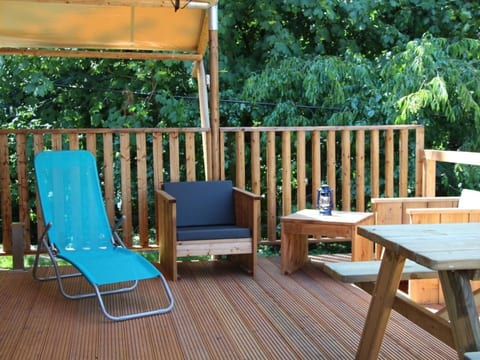 Gemütliches Safarizelt mit Grill und Garten