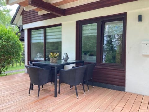 Idyllisches Ferienhaus mit Balkon und Garten