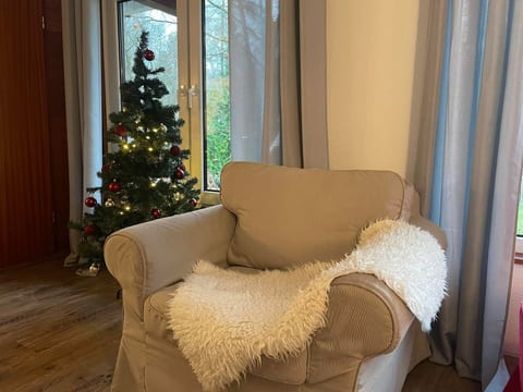Idyllisches Ferienhaus mit Balkon und Garten