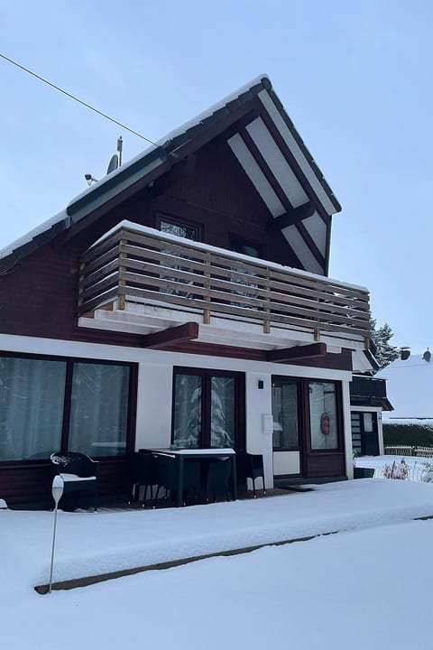 Idyllisches Ferienhaus mit Balkon und Garten