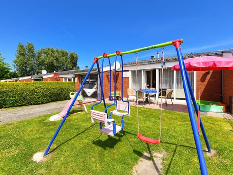 Strandnahes Ferienhaus mit Kinderspielplatz