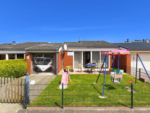 Strandnahes Ferienhaus mit Kinderspielplatz