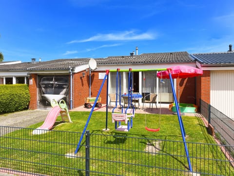 Strandnahes Ferienhaus mit Kinderspielplatz