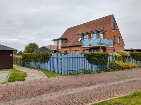 Moderne Ferienwohnung mit Balkon in Strandnähe