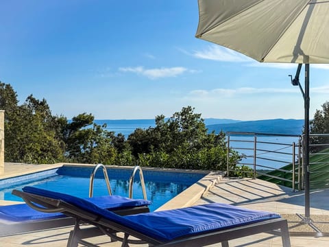 Günstiges Ferienhaus mit Pool und Meerblick