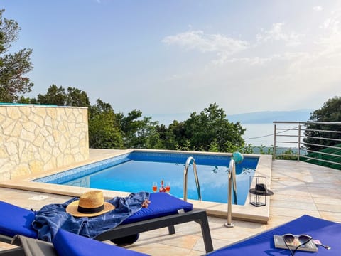 Günstiges Ferienhaus mit Pool und Meerblick