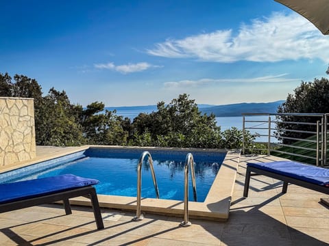 Günstiges Ferienhaus mit Pool und Meerblick