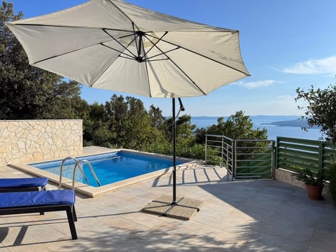 Günstiges Ferienhaus mit Pool und Meerblick