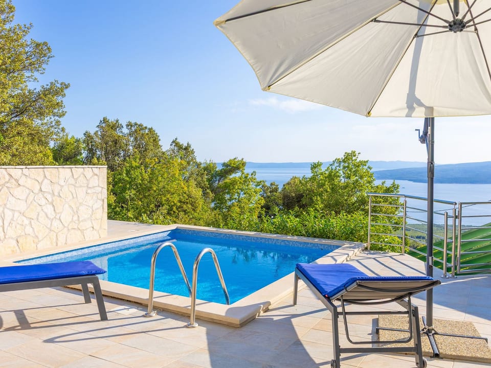 Günstiges Ferienhaus mit Pool und Meerblick - Bast