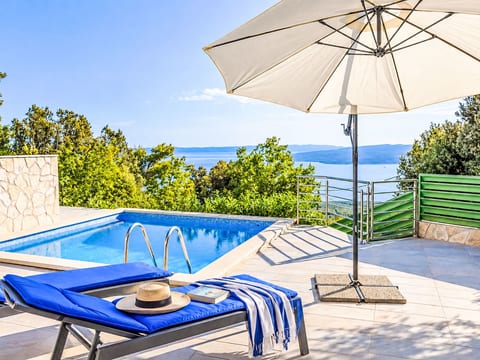 Günstiges Ferienhaus mit Pool und Meerblick