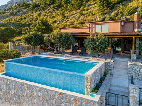 Villa mit vier Schlafzimmern und beheiztem Pool