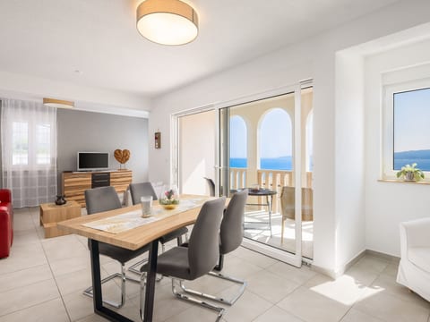 Moderne, helle Ferienwohnung mit Meerblick