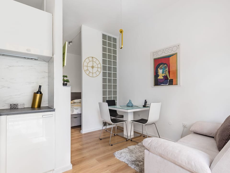 Studio im Erdgeschoss, beim berühmten Znjan-Strand