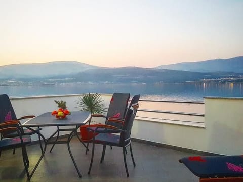 "MaLea" mit Blick auf das Wasser