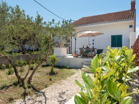 Modernes Ferienhaus mit Terrasse und Meerblick