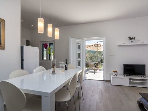 Modernes Ferienhaus mit Terrasse und Meerblick