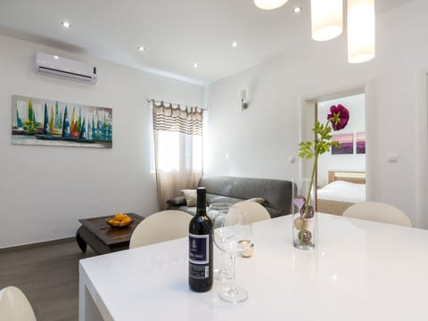 Modernes Ferienhaus mit Terrasse und Meerblick