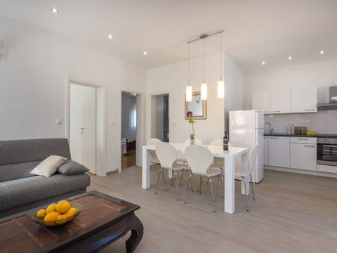 Modernes Ferienhaus mit Terrasse und Meerblick