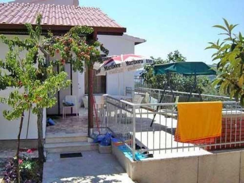 Sunara mit Terrasse und Kinderpool - Podorljak