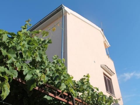 Wohnung Jadrija mit zwei Balkonen in Strandnähe