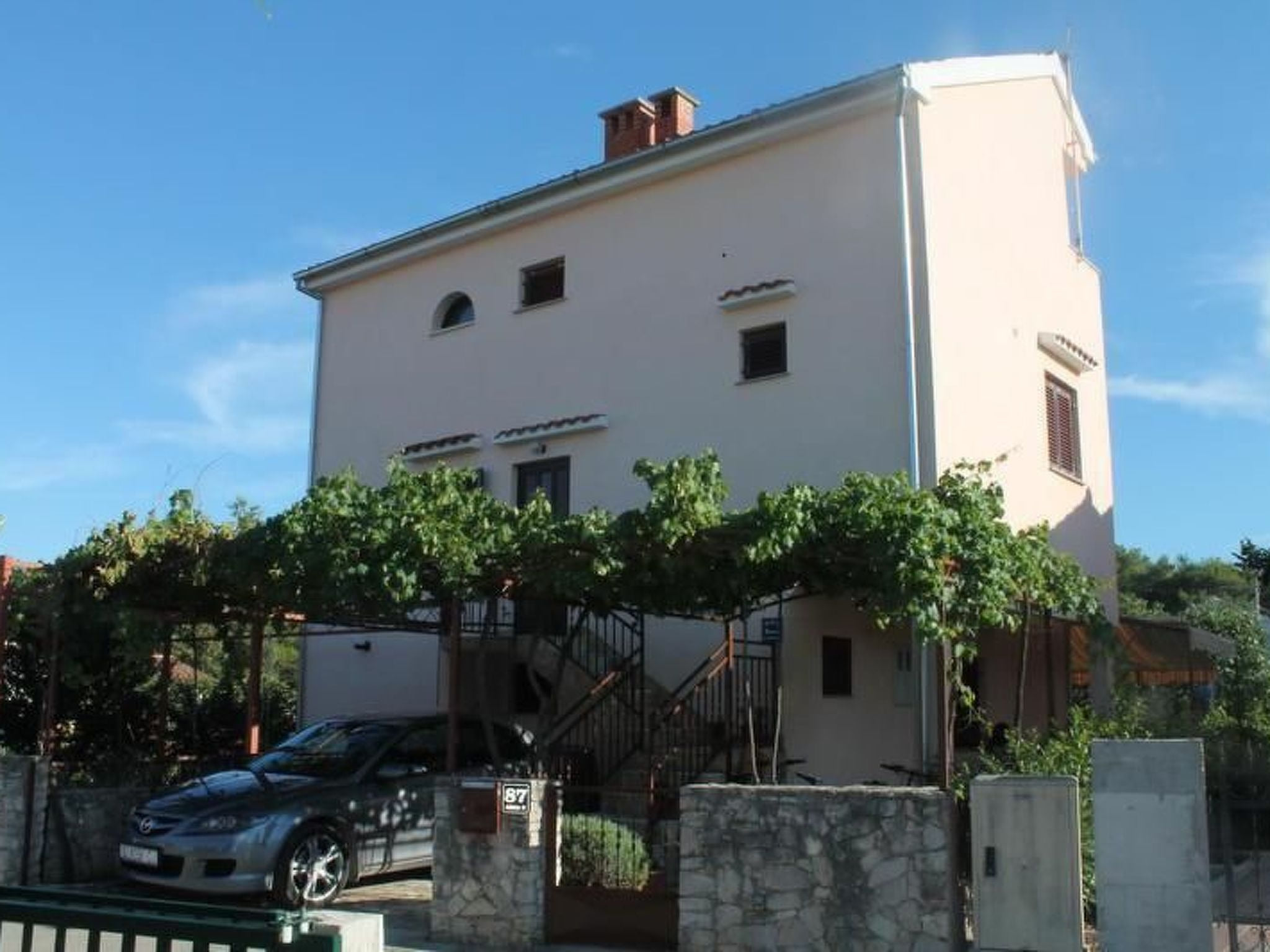 Wohnung Jadrija mit zwei Balkonen in Strandnähe