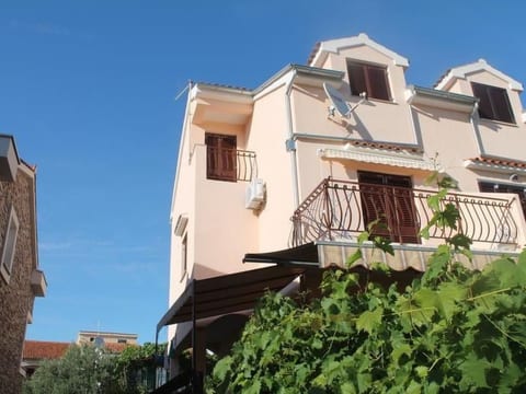 Wohnung Jadrija mit zwei Balkonen in Strandnähe