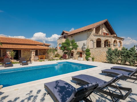 Villa Rustica mit traditionellem und rustikalem Touch