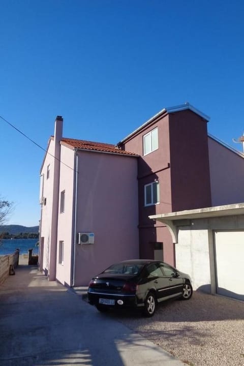 Wohnung in Turanj mit Grill