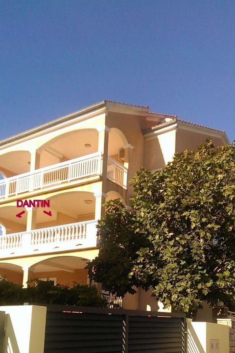 "Dantin" mit Blick auf das Wasser